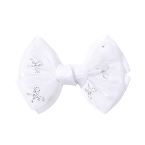 Détail du nœud papillon blanc en satin à double couche avec des motifs pailletés argentés