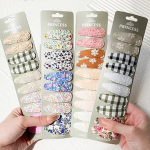 Vue détaillée des barrettes BB en tissu brodé et à carreaux faites à la main