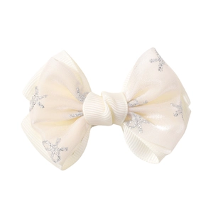 Détail d'un nœud papillon en satin à double couche avec paillettes d'étoiles de mer