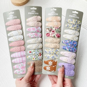 Détails des barrettes BB aux motifs variés et broderies florales aux tons macaron