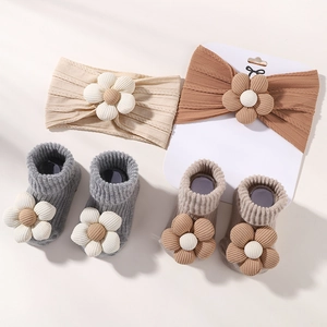 Detailliertes Set aus gerippten Babystirnbändern und Socken mit 3D-Blumenakzenten
