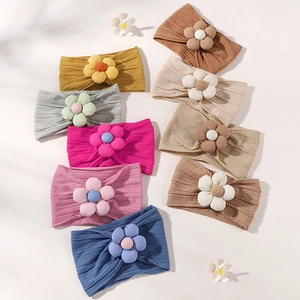 Detailansicht von neun Farben jacquard-elastischer Babystirnbänder mit Stoffblumenakzenten