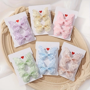 Dettaglio di sei paia di fermagli per capelli a farfalla glitterati per bambini in colori pastello