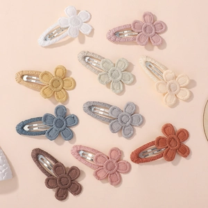 Set van 10 handgemaakte geborduurde madeliefje haarspelden in diverse pastelkleuren