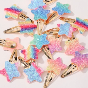 Detailansicht sternförmiger Glitzer-Haarspangen mit bunten Regenbogen-Pailletten-Finish