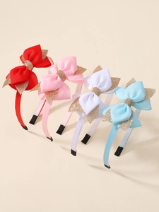 Détail de quatre serre-têtes à nœuds colorés avec accents de feuilles pailletées dorées