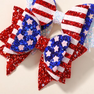 Gros plan détaillé des barrettes à paillettes motif drapeau américain et étoiles
