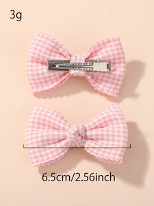 Dettaglio del fiocco rosa a scacchi con dimensioni di 6,5 cm e clip a coccodrillo in metallo