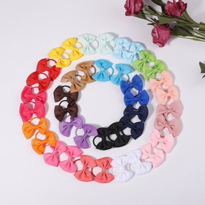 Vue de dessus de chouchous colorés avec nœuds en ruban gros-grain disposés en cercle