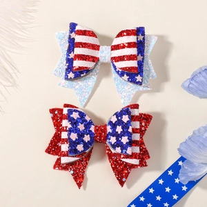 Détail de nœuds papillon pailletés pour cheveux avec motif drapeau américain étoile
