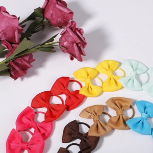 Détail de chouchous avec nœuds en ruban gros-grain colorés pour fillettes et enfants