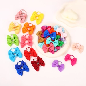 Détail de chouchous nœuds en ruban gros-grain coloré pour filles en tons de bonbons