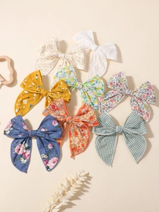Mise à plat de barrettes à nœuds en lin aux motifs floraux colorés avec queues