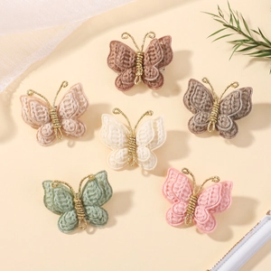Détails de six pinces à cheveux papillon tricotées main avec accents de fils dorés fins