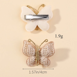 Vue détaillée de la texture tricotée et du clip en métal de l'épingle à cheveux papillon