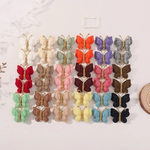Lot de 36 barrettes papillon tricotées main en 18 couleurs assorties sur fond neutre