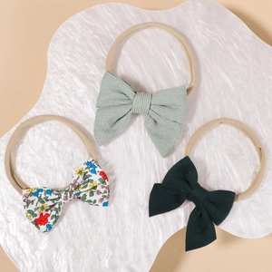 Detailansicht von drei Baby-Stirnbändern mit Cord-, Blumen- und Rippenbogendesigns