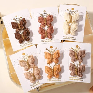 Détails des lots de 2 barrettes papillon en tricot en six tons terre sur carte