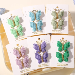 Détails de barrettes papillon en tricot fait main aux textures crochetées douces