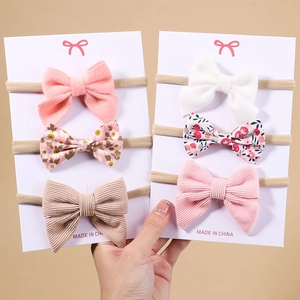 Detailansicht des 6-teiligen Baby-Stirnband-Sets mit Cord- und Blumenmuster-Schleifen