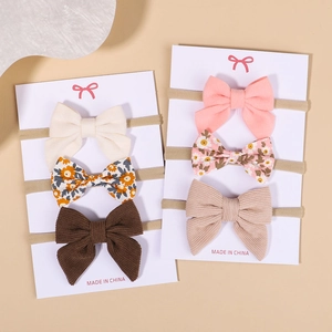 Details von Baby-Stirnbändern mit Cord-Schleifen und Blumenmuster auf Displaykarten