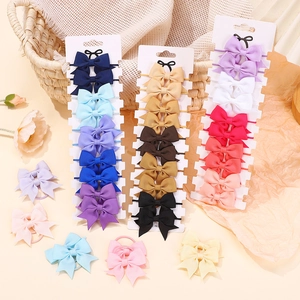 Set di 10 elastici per capelli con fiocchi in gros-grain colorati su cartoncino