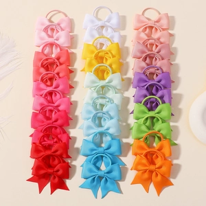 Vista dall'alto di 30 fiocchi per capelli in nastro grosgrain in vari colori di frutta