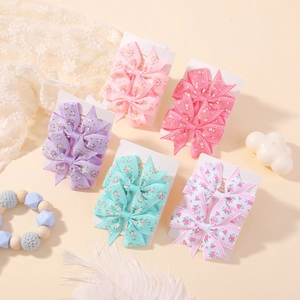 Détail du lot de 5 barrettes à fleurs pour enfants avec bordures en dentelle