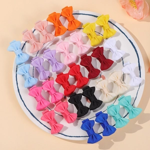 Colorful grosgrain ribbon bow hair clips set for girls in a decorative white plate