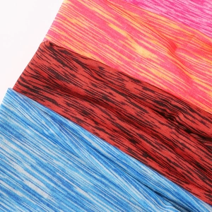 Makro-Detail von drei elastischen gestreiften Stirnbändern aus rosa, rotem und blauem Strick