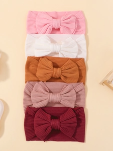 Détail d'un lot de 5 bandeaux bébé larges et élastiques avec nœuds en différentes couleurs