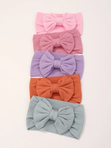 Détail de cinq bandeaux élastiques en nylon pour bébé avec grands nœuds en couleurs variées