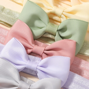 Détail de nœuds en ruban gros-grain multicolores avec bandeaux élastiques pour bébés