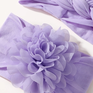 Détail de bandeaux bébé en nylon lavande avec fleur en mousseline et nœud torsadé doux