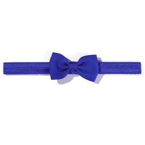 Ensemble bandeau bébé lavande avec nœud en gros-grain texturé sur fond blanc minimaliste