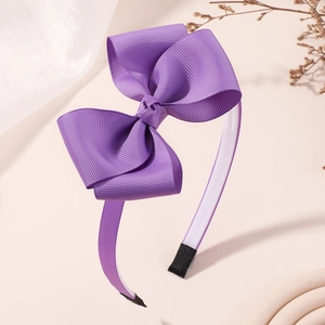 Détail d'un serre-tête en ruban gros-grain violet avec embouts de protection confort