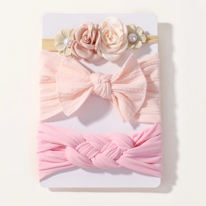 Détails d'un lot de bandeaux bébé en nylon doux avec roses en soie, perles et nœuds