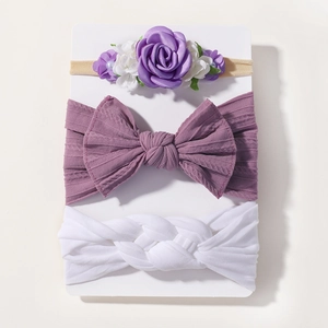 Détail d'un lot de 3 bandeaux bébé avec décor floral, nœud en tricot et nylon élastique