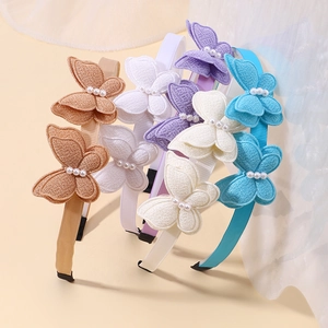 Dettaglio di cerchietti con farfalle 3D in tessuto e perle in cinque colori caramella