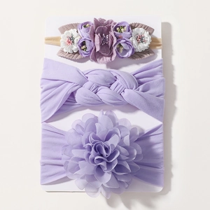 Détail du lot de 3 bandeaux bébé en nylon avec fleurs violettes et nœuds en mousseline
