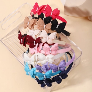 Dettaglio dei cerchietti con farfalle in tessuto e perle in vari colori pastello