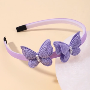 Dettaglio del cerchietto lavanda con doppie farfalle ricamate e perle bianche