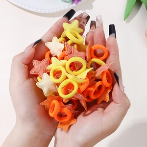 Détails d'élastiques à cheveux jaunes et oranges avec des étoiles en tissu pour filles