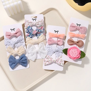 Kinder Haarspangen Set mit Blumenmuster, Spitzenschleifen und Filzblumen in Geschenkbox