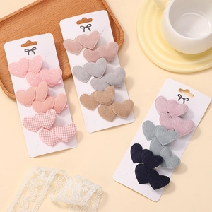 Süße Herz-Haarclips aus Stoff für Mädchen in Rosa und Beige auf dekorativen Karten