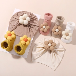Baby-Zubehörset mit gestrickten Blumenmützen und weichen rutschfesten Socken in Tönen