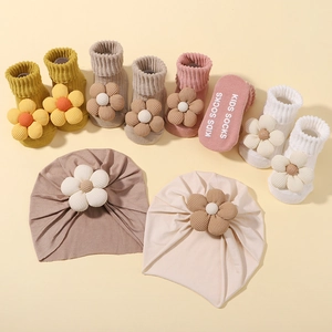 Baby-Mütze und rutschfeste Socken im Set mit großen 3D-Stoffblumen in Erdtönen