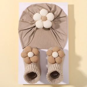 Detail von Baby-Turban und Socken-Set mit großen 3D-Stoffblumen in Beige-Kaffee-Farbe