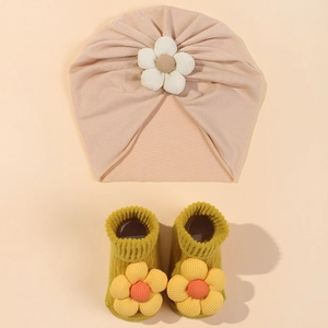 Baby-Turbanmütze in Rosa mit Stoffblume und senfgelbe gestrickte Blumen-Söckchen Set