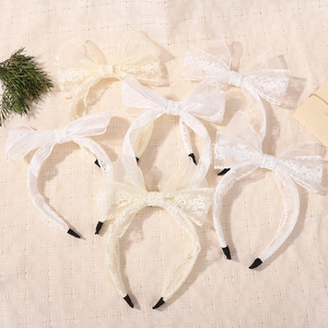 Elegante breite Spitzen-Stirnbänder für Mädchen in Weiß und Beige mit Blumenstickerei